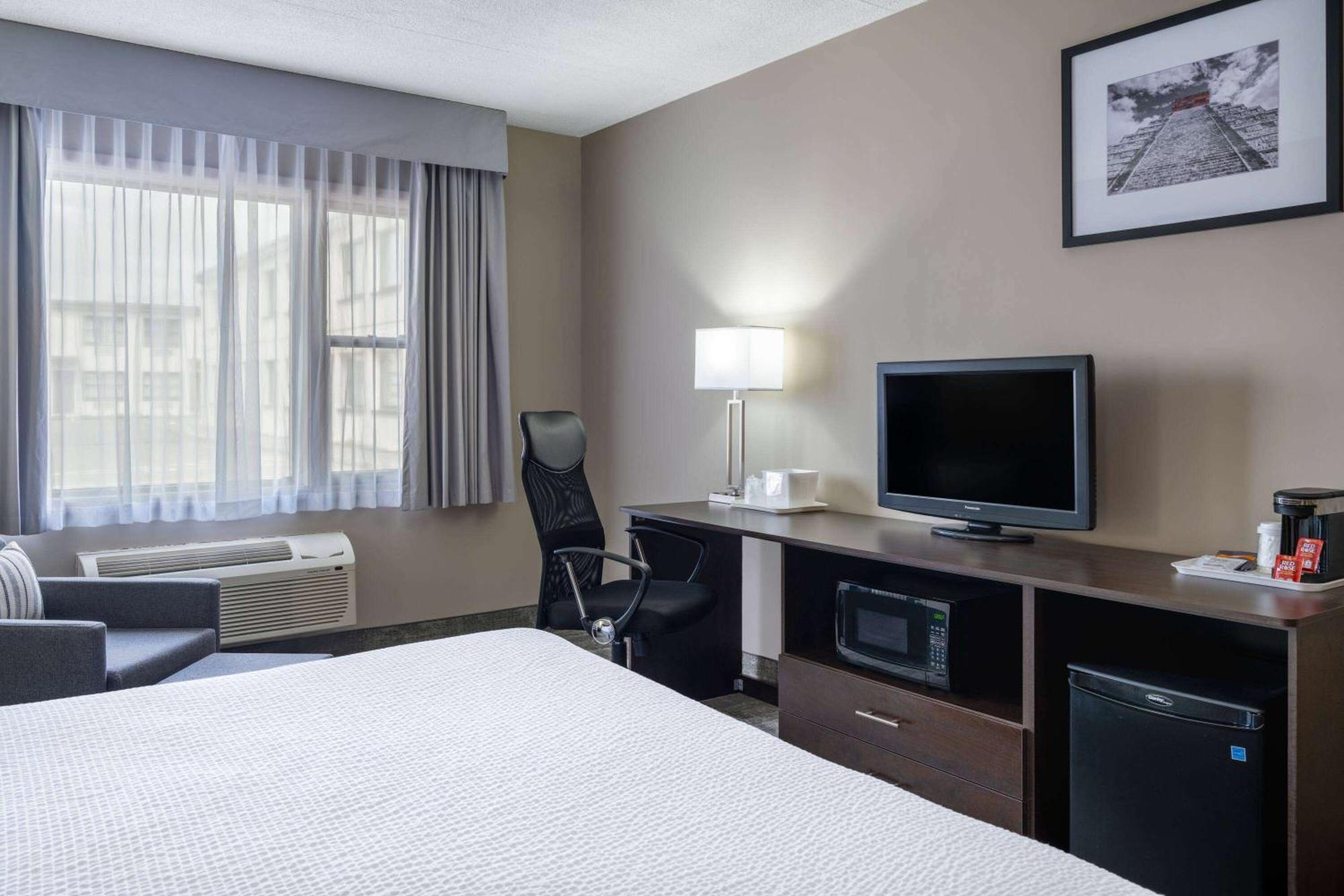 Ramada By Wyndham Thunder Bay Airlane Hotel المظهر الخارجي الصورة