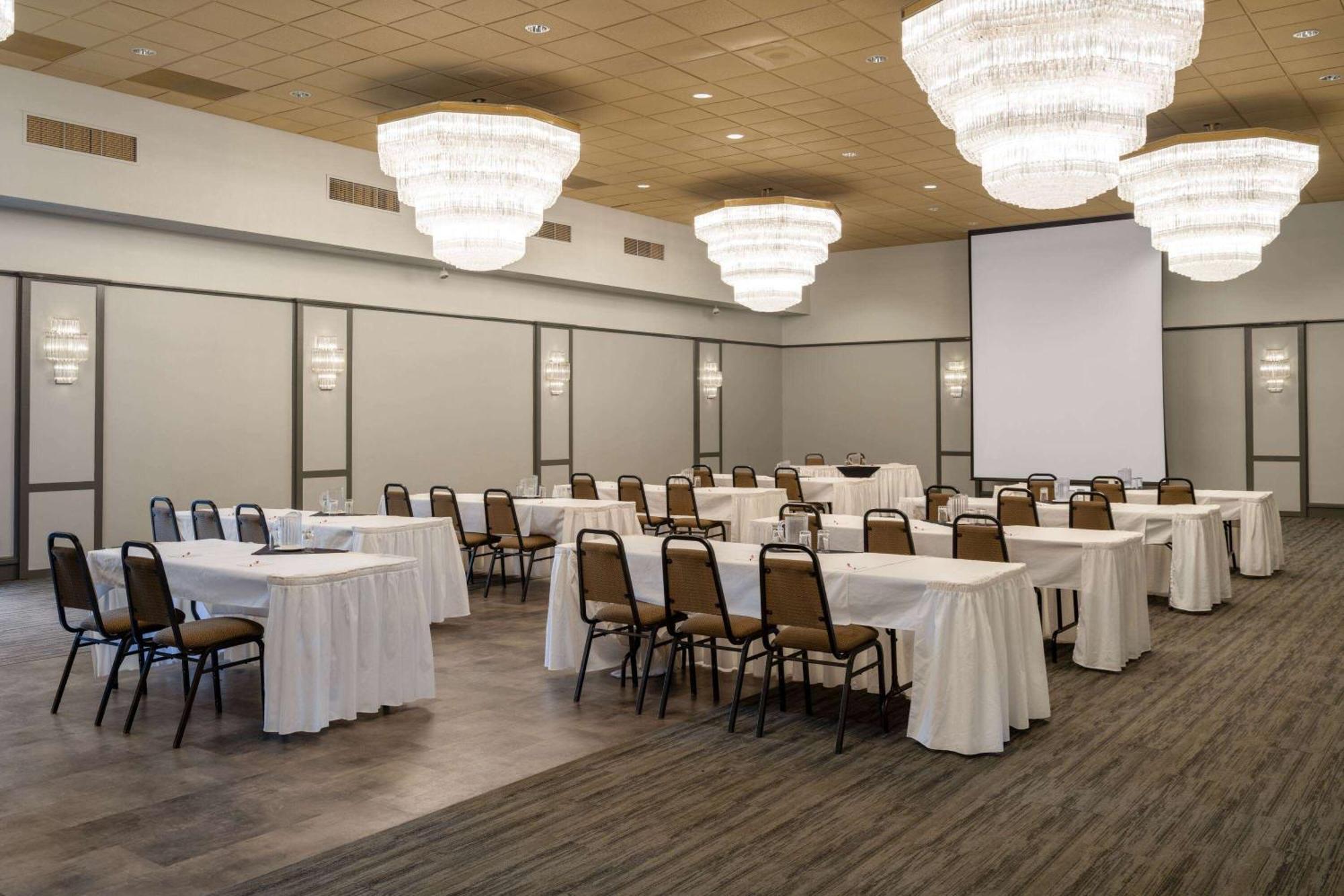 Ramada By Wyndham Thunder Bay Airlane Hotel المظهر الخارجي الصورة