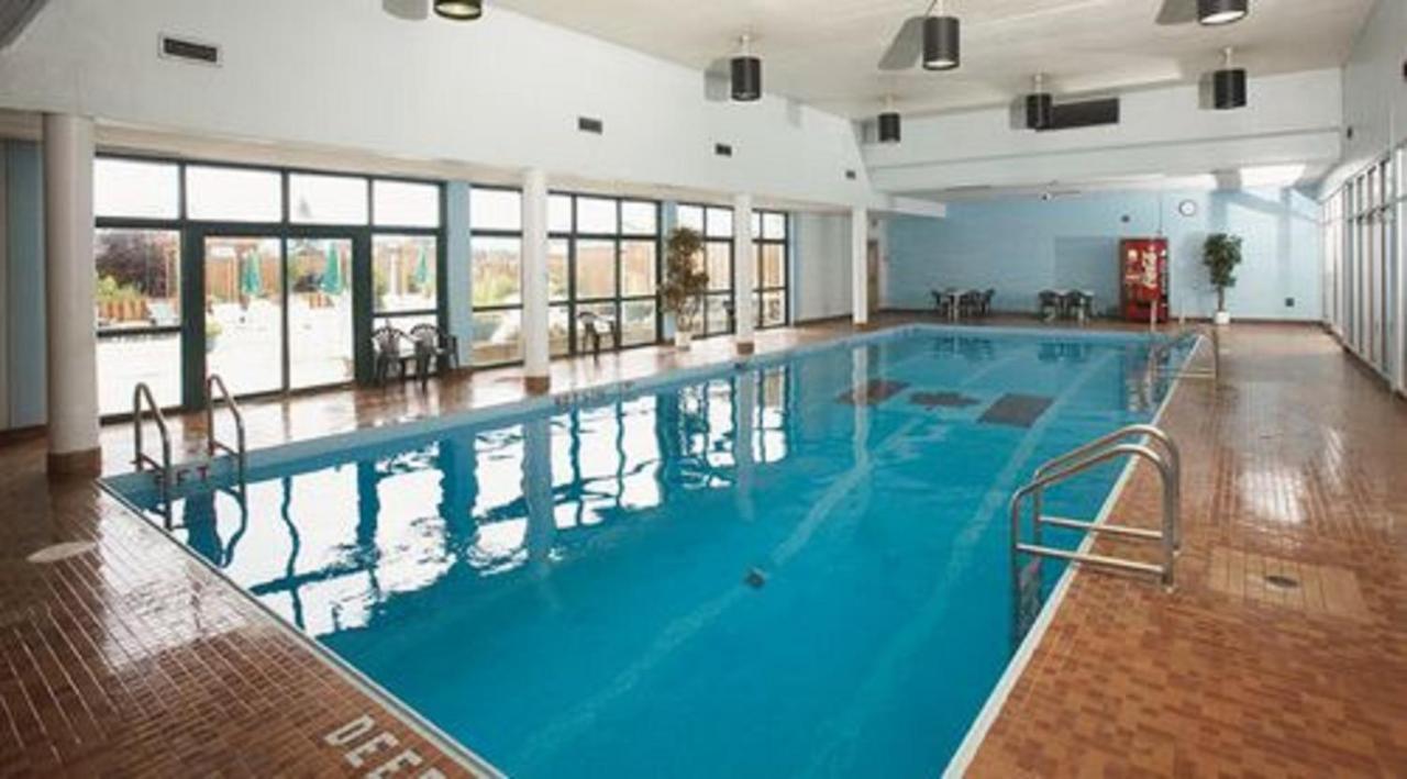 Ramada By Wyndham Thunder Bay Airlane Hotel المظهر الخارجي الصورة